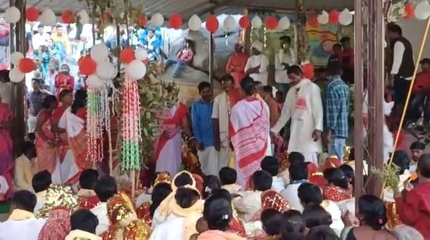 साथ-साथ पिया का हाथ थामीं गुमला की 101 बेटियां, रौनक ऐसी जैसे जमीं पर सितारे उतर आए
