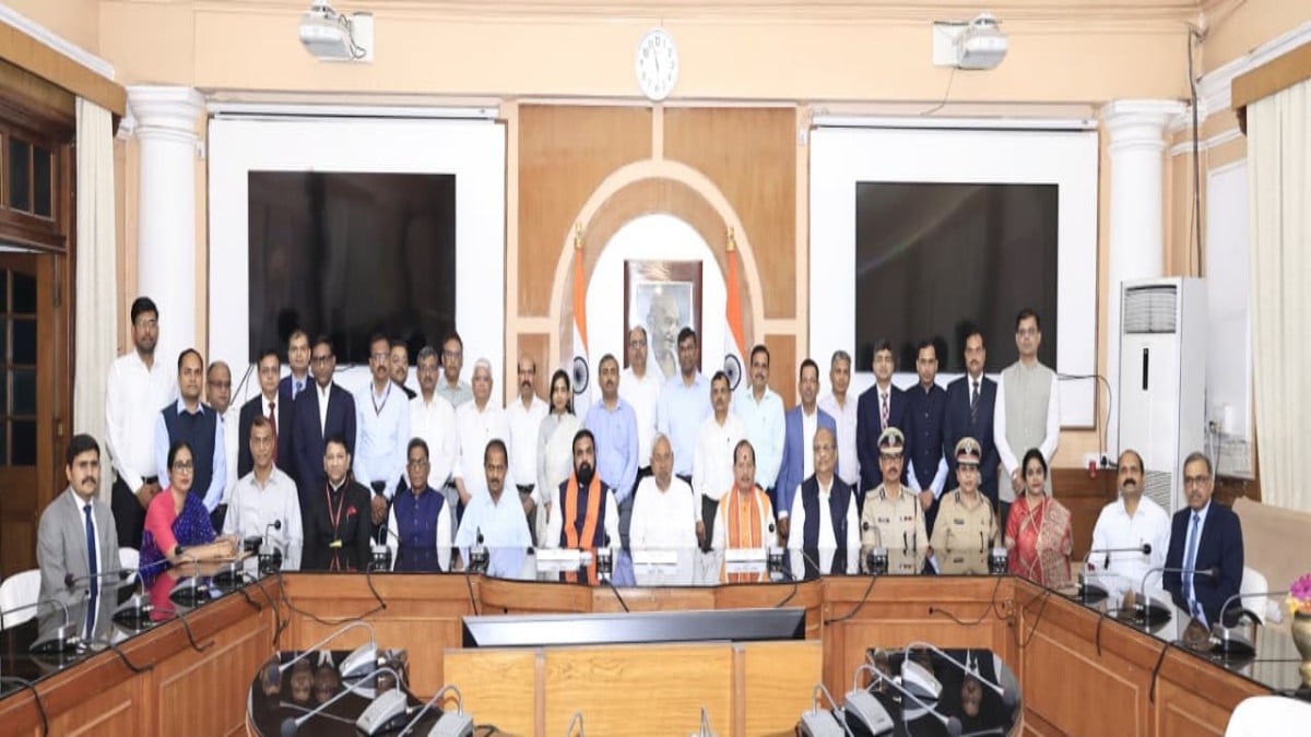नीतीश कैबिनेट की आखिरी बैठक हुई सम्पन्न, सचिवालय से निकल कर भावुक हुए सीएम