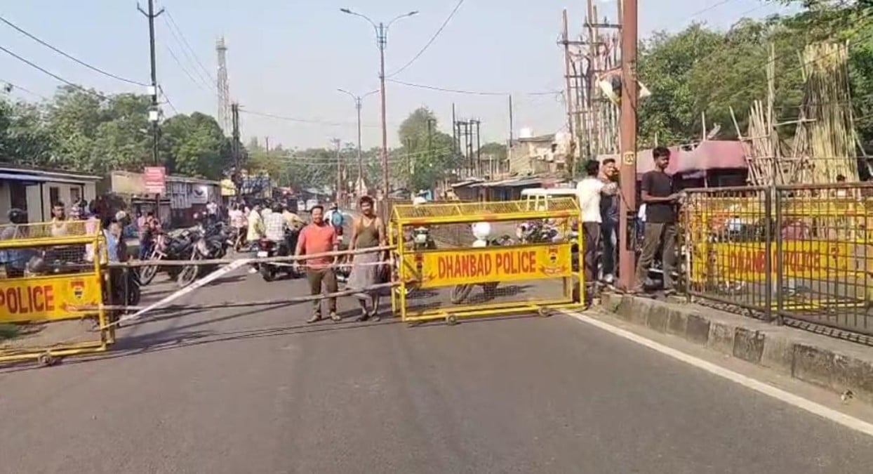 धनबाद में अचानक 2 फीट तक धंस गई सड़क, बीच मार्ग में गड्ढा बनने से मचा हड़कंप, ट्रैफिक रूट हुआ डायवर्ट