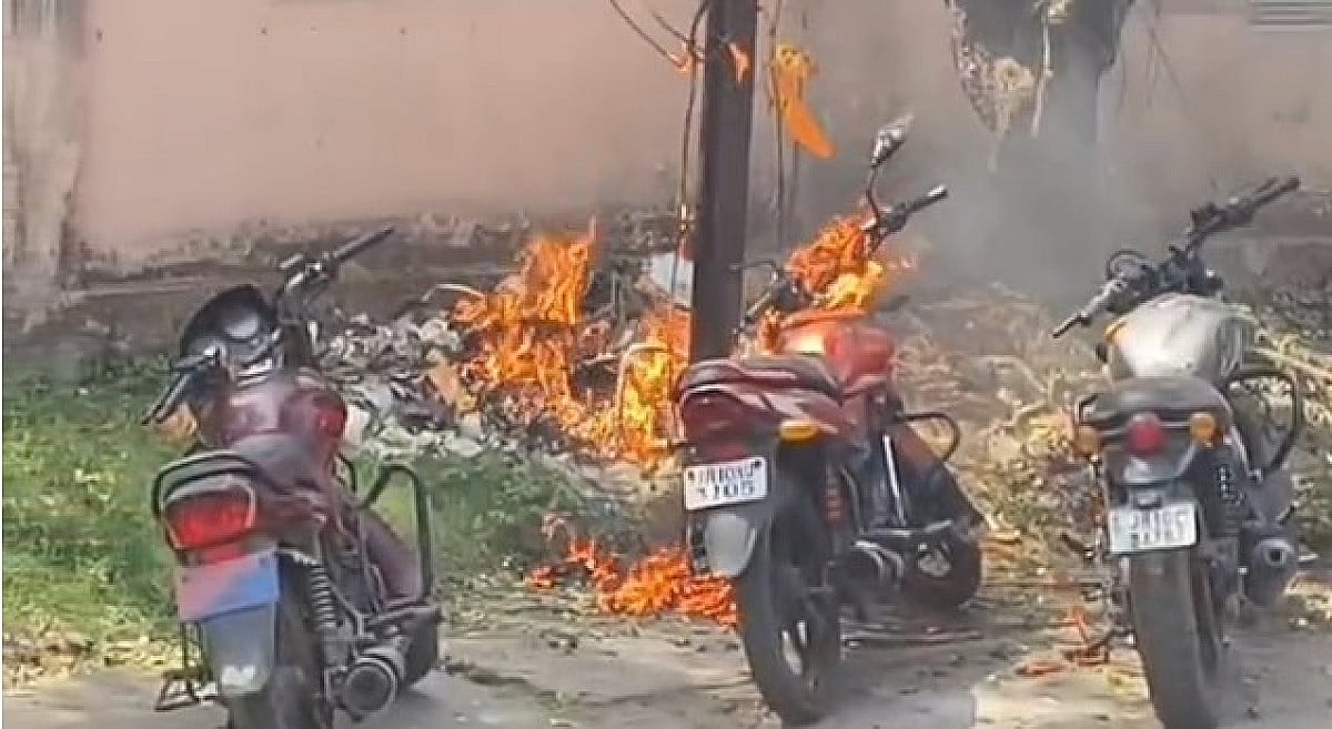 धनबाद: बिजली पोल में अचानक लगी आग की चपेट में आई बाइक, इलाके में मची अफरा-तफरी