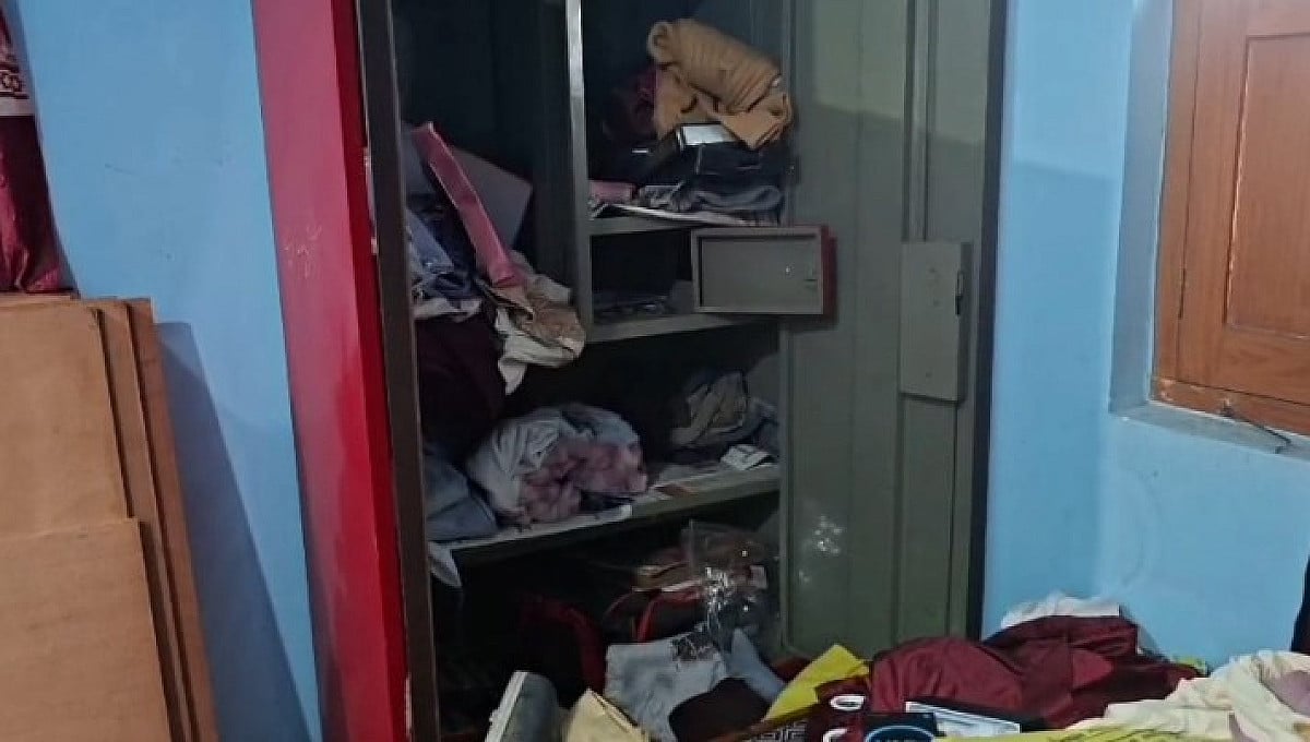 धनबाद में चोरी: तारापीठ गया था परिवार, सूना घर देख चोरों ने उड़ाए लाखों के गहने