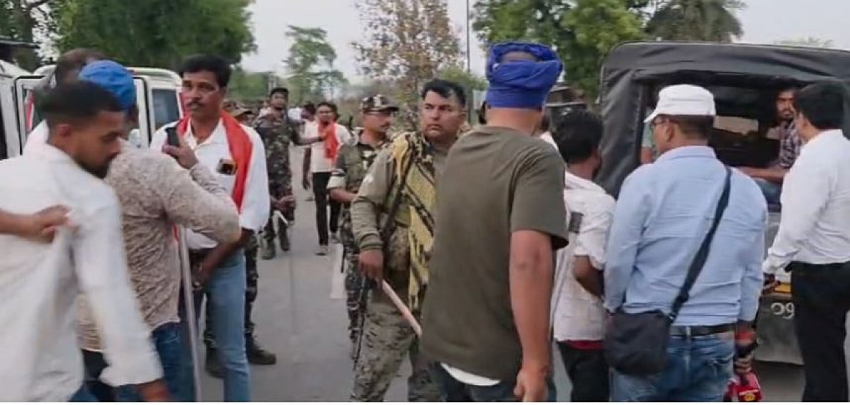 गढ़वा में सड़क हादसे के बाद आक्रोशित हुए ग्रामीण,पुलिस के साथ झड़प, लाठीचार्ज और हवाई फायरिंग