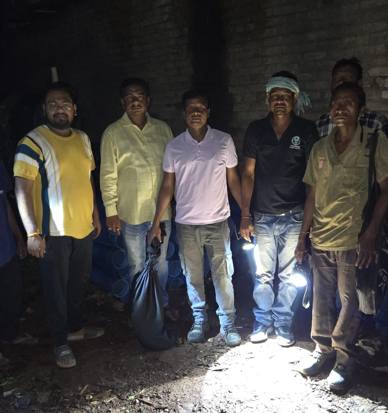 चाईबासा: गोदाम में घुसा 12 फीट का विशाल सांप, वन विभाग ने किया रेस्क्यू