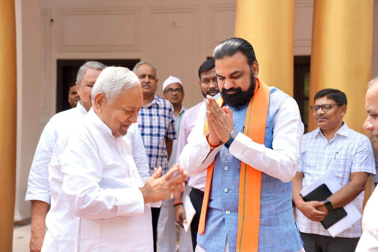 अचानक सीएम सम्राट चौधरी से मिलने पहुंचे नीतीश कुमार, 20 मिनट तक हुई बातचीत