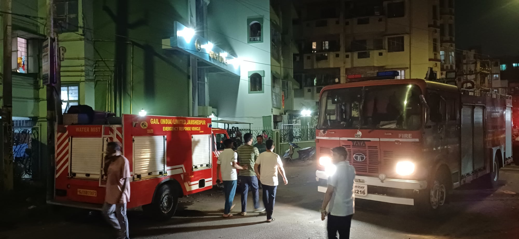 सोनारी में AC ब्लास्ट से लगी आग, 5 मंजिला अपार्टमेंट में मची अफरा-तफरी