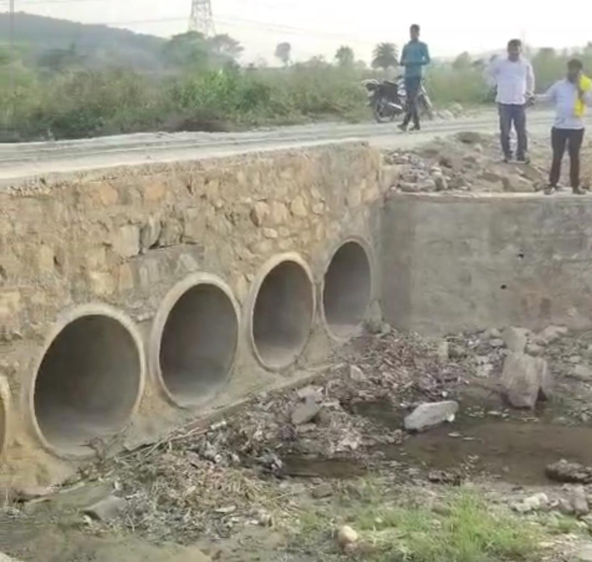 धनबाद : कतरी नदी पर अवैध पुल को लेकर बढ़ा बवाल, क्रेशर यूनिट बंद कराने की मांग हुई तेज