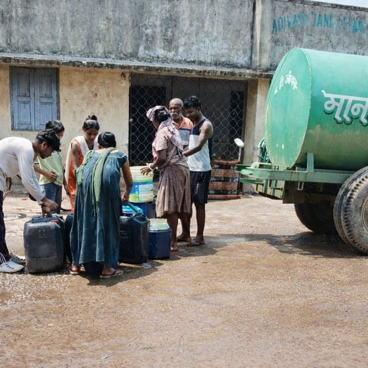 मानगो में पानी का संकट गहराया, भीषण गर्मी में बूंद-बूंद को तरस रहे लोग, टैंकर के भरोसे कई बस्तियां