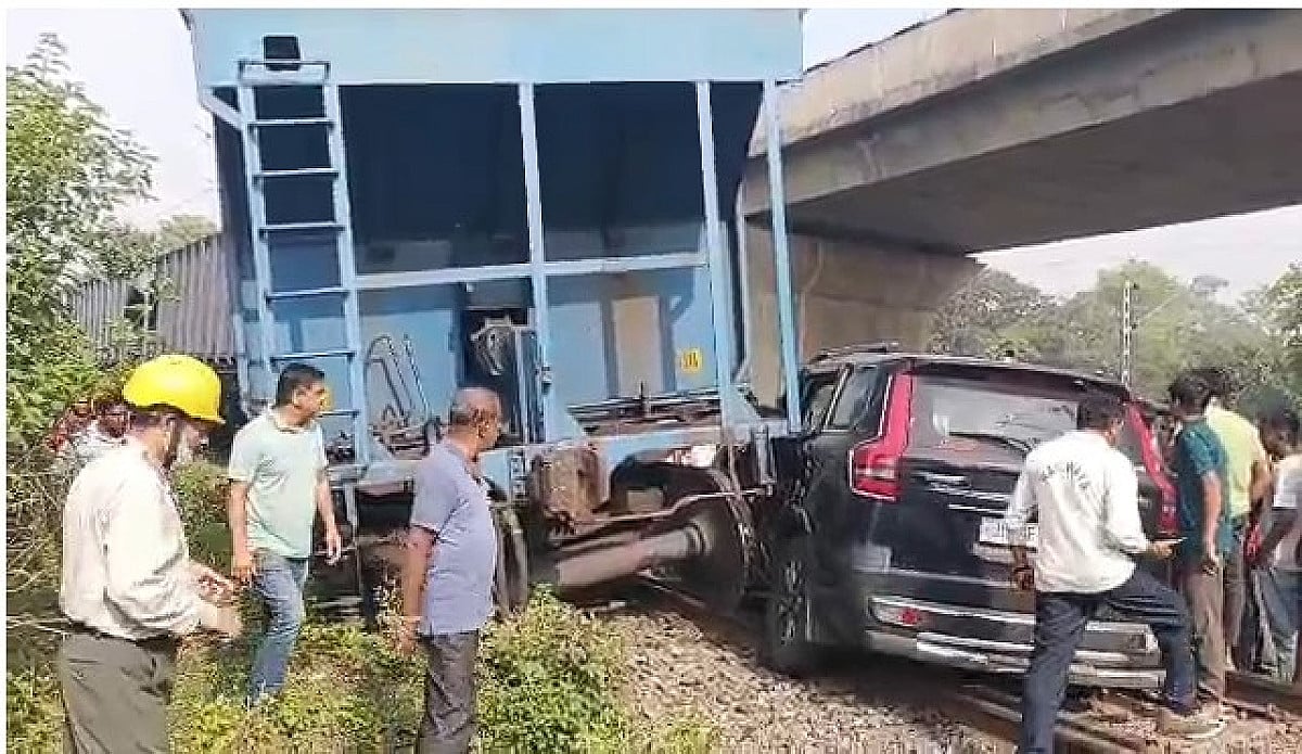बोकारो थर्मल में बेकाबू मालगाड़ी ने गेट तोड़ा स्कॉर्पियो को लिया चपेट में, 500 मीटर तक घसीटा कार