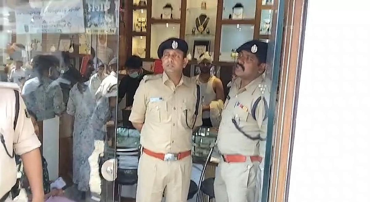 पटना: बेख़ौफ़ अपराधियों ने दिन-दहाड़े ज्वेलरी शॉप में घुस कर लूटे 15 लाख की ज्वेलरी, हथियार लहराते हुए फरार