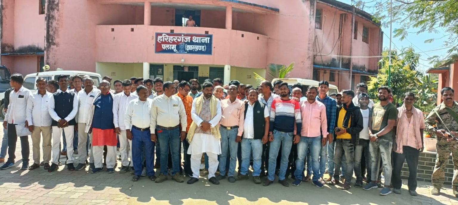 आक्रोशित आजसू कार्यकर्ताओं ने किया एनएच 98 जाम, 104 कार्यकर्ता गिरफ्तार