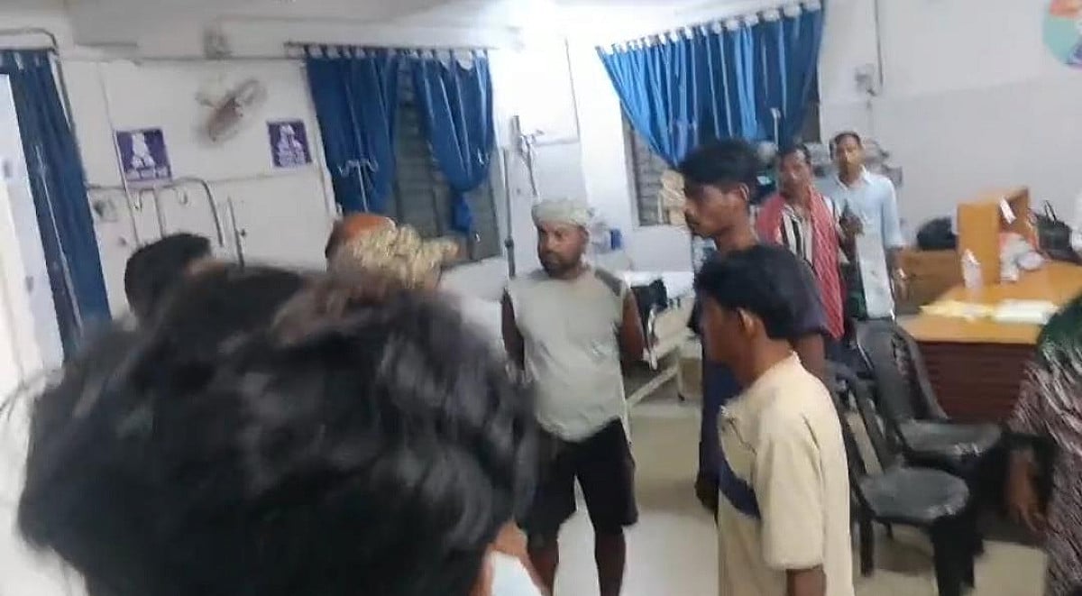 सरायकेला: सड़क हादसे में युवक की मौत के बाद अस्पताल में जमकर हुआ हंगामा, पढ़े पूरा मामला