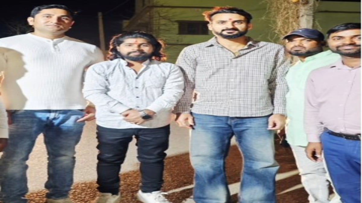 दिग्गज क्रिकेटर आकाश दीप अपनी बहन की शादी में पहुंचे गढ़वा, उमड़ी फैंस की भीड़