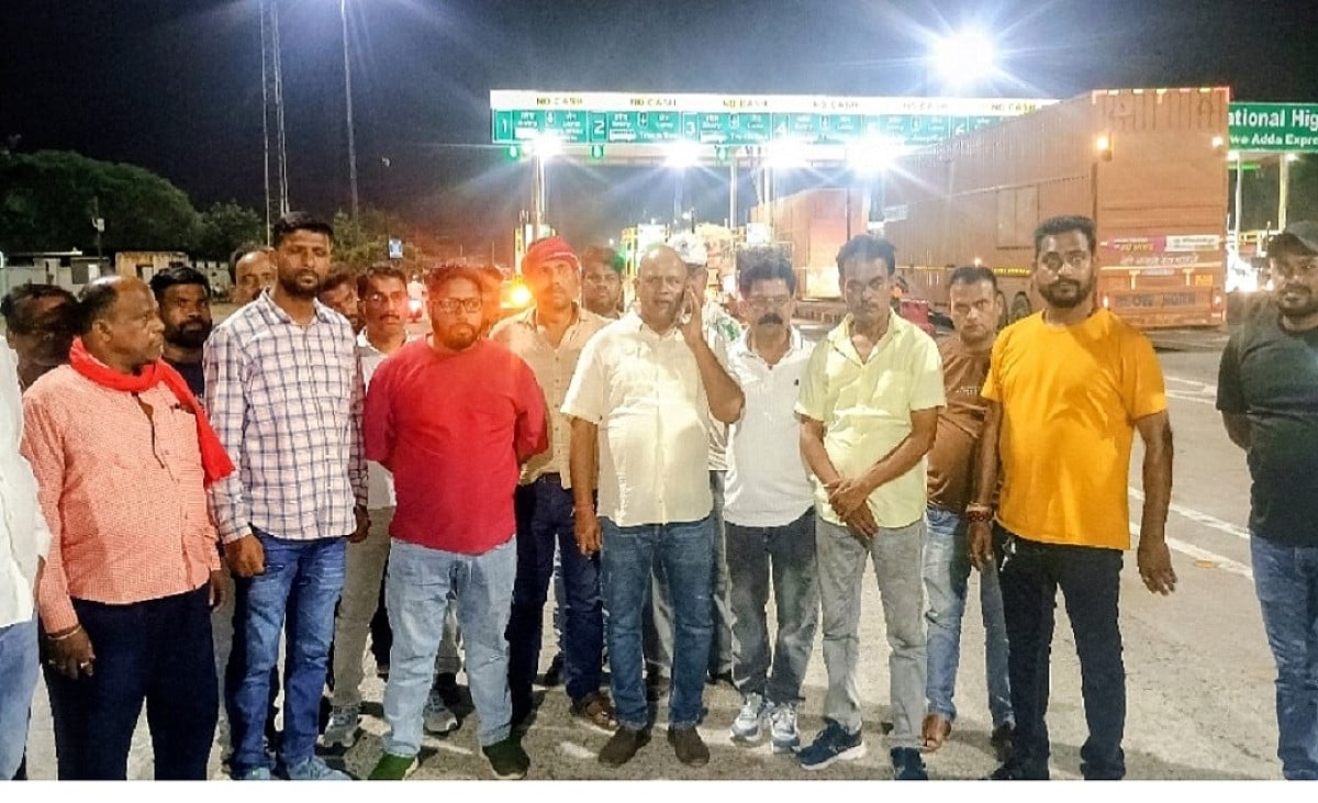 बड़ी खबर: पुलिस की भूमिका में निरसा विधायक अरूप चटर्जी,मैथन टोल प्लाजा पर पकड़ रहे अवैध कोयला लोड गाड़ियां!