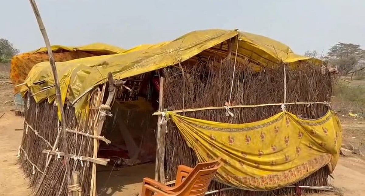 आगे कुआँ पीछे खाई! गढ़वा के 17 परिवारों ने हाथियों के आतंक से छोड़ा घर, अब हिटवेब कर रहा परेशान