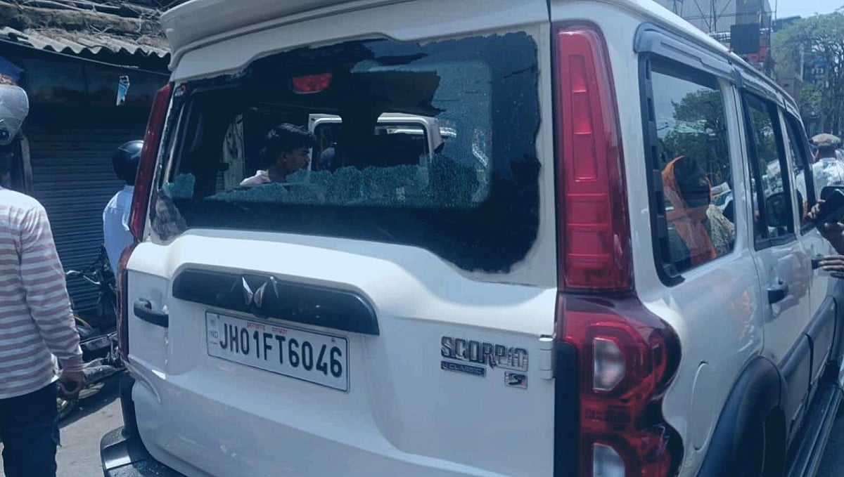 अंतिम यात्रा में घुसी अनियंत्रित झारखंड सरकार लिखी स्कॉर्पियो, युवक को मारी जोरदार टक्कर