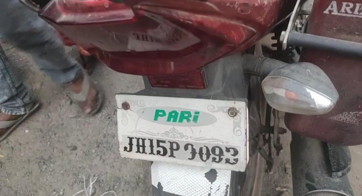 BREAKING: बरहेट में दिनदहाड़े बाइक की डिक्की तोड़कर 2.70 लाख रुपये उड़ा ले गए चोर, CCTV में कैद हुई वारदात