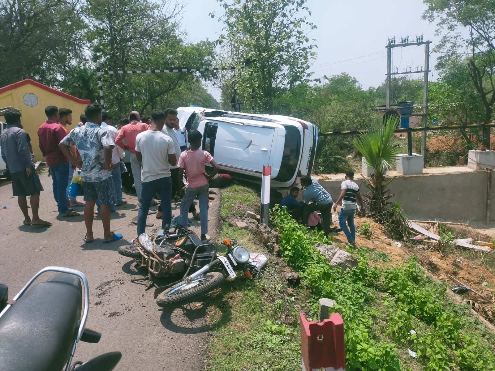 BREAKING: पोटका में भीषण सड़क हादसा, अनियंत्रित कार के धक्के से एक की मौत, 11 घायल