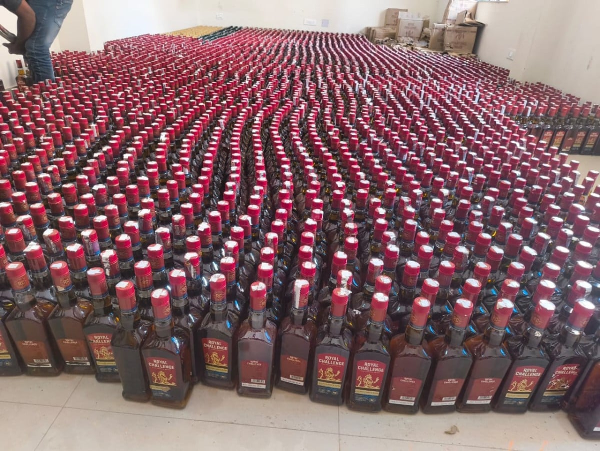 दुमका: घरेलू सामान की आड़ में शराब तस्करी का बड़ा खुलासा, ट्रक हादसे से करोड़ों की खेप उजागर