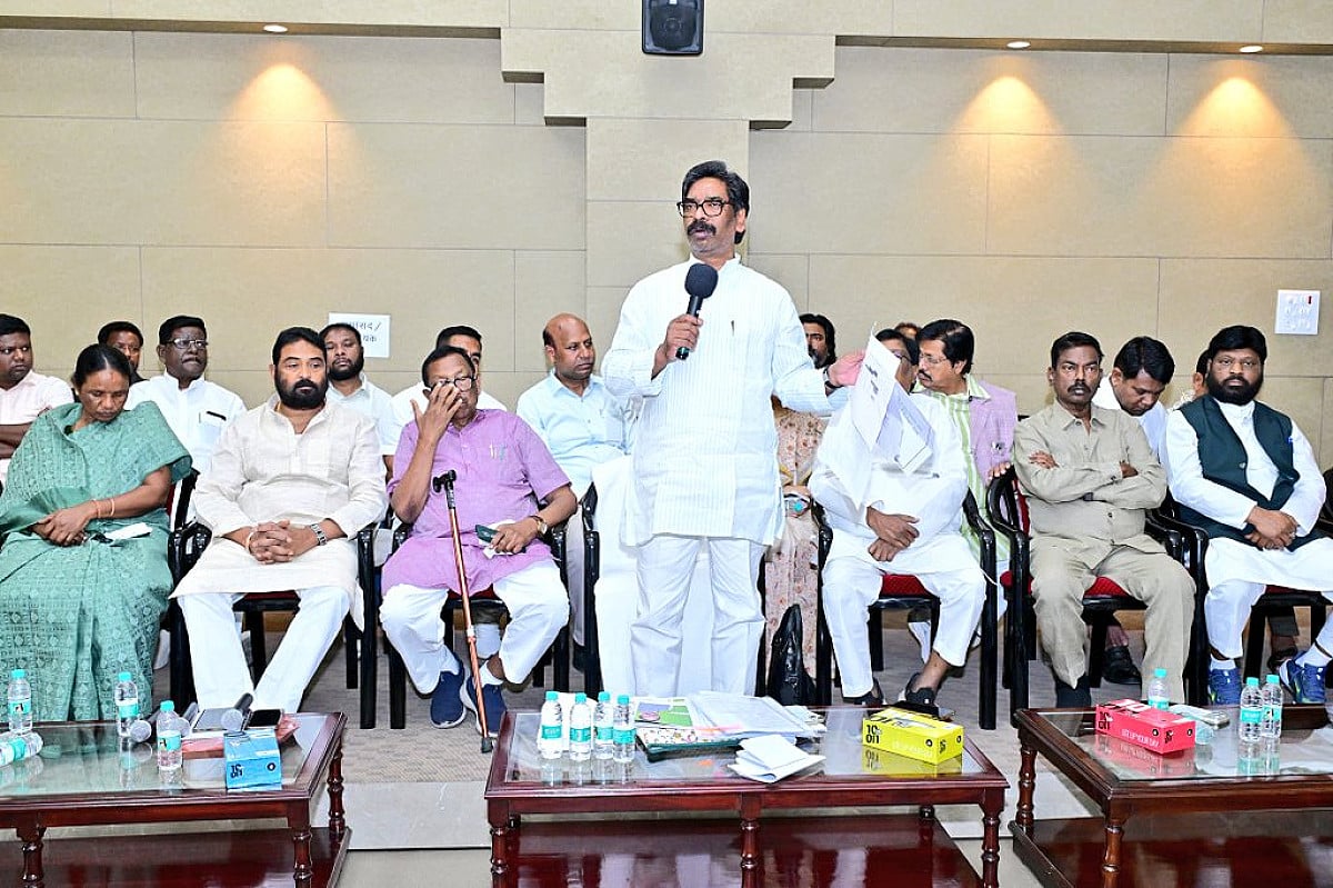 झारखंड मुक्ति मोर्चा की बड़ी बैठक,हेमंत के साथ पार्टी के सभी नेता मौजूद,जानिए क्या हुई चर्चा