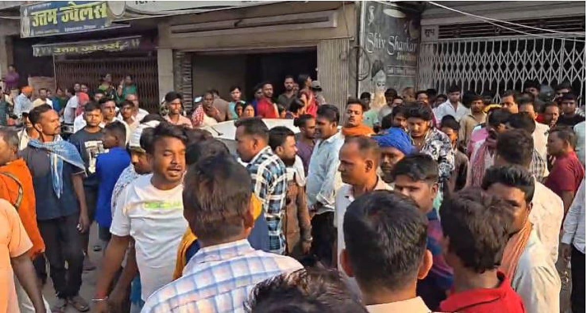 रामगढ़ में हथियार के बल पर आभूषण दुकान में एक करोड़ के सोना चांदी की लूट,दो लूटेरे को ग्रामीणों ने पकड़ा