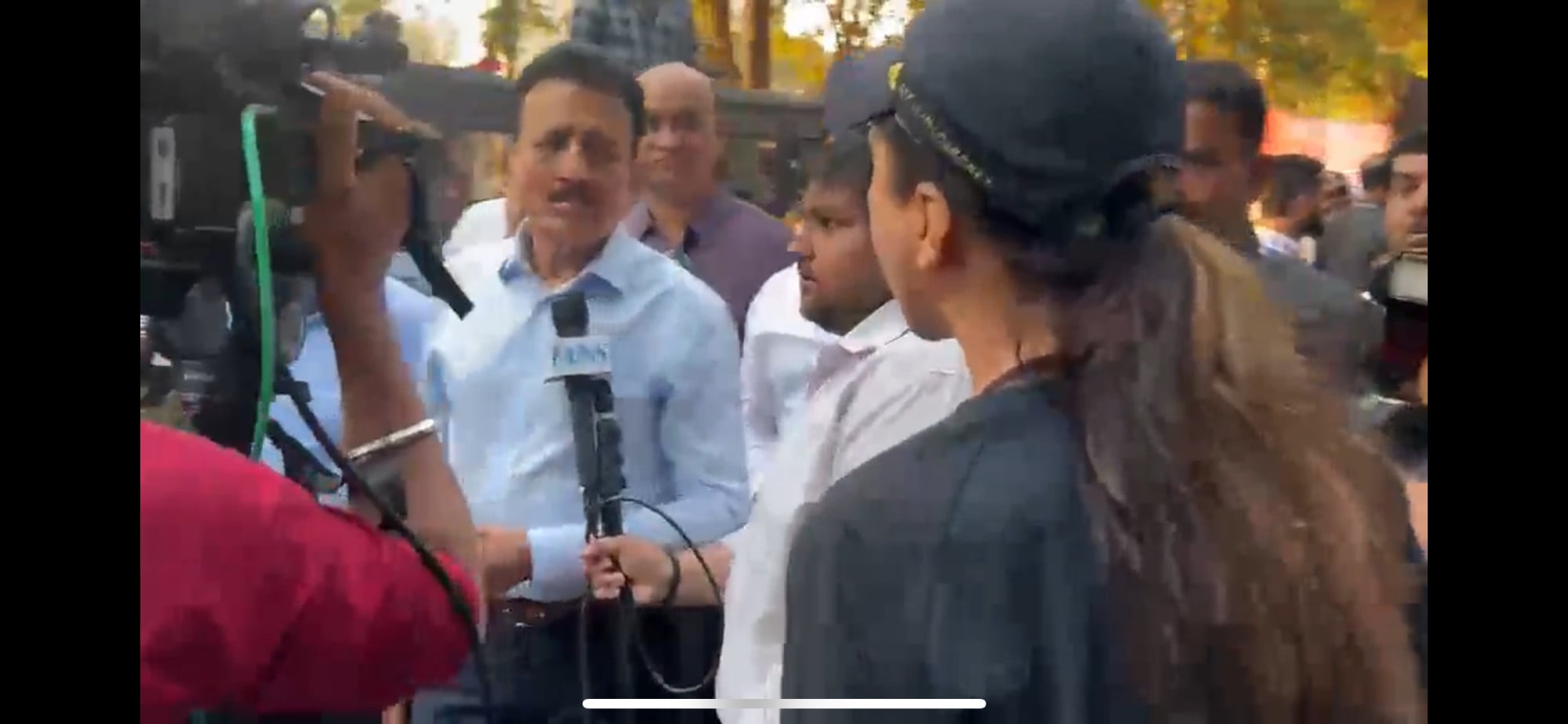 Get out of here...जब बीच सड़क महिला ने मंत्री की लगा दी क्लास,नेता जी सड़क पर रैली कर मचा रहे थे भौकाल