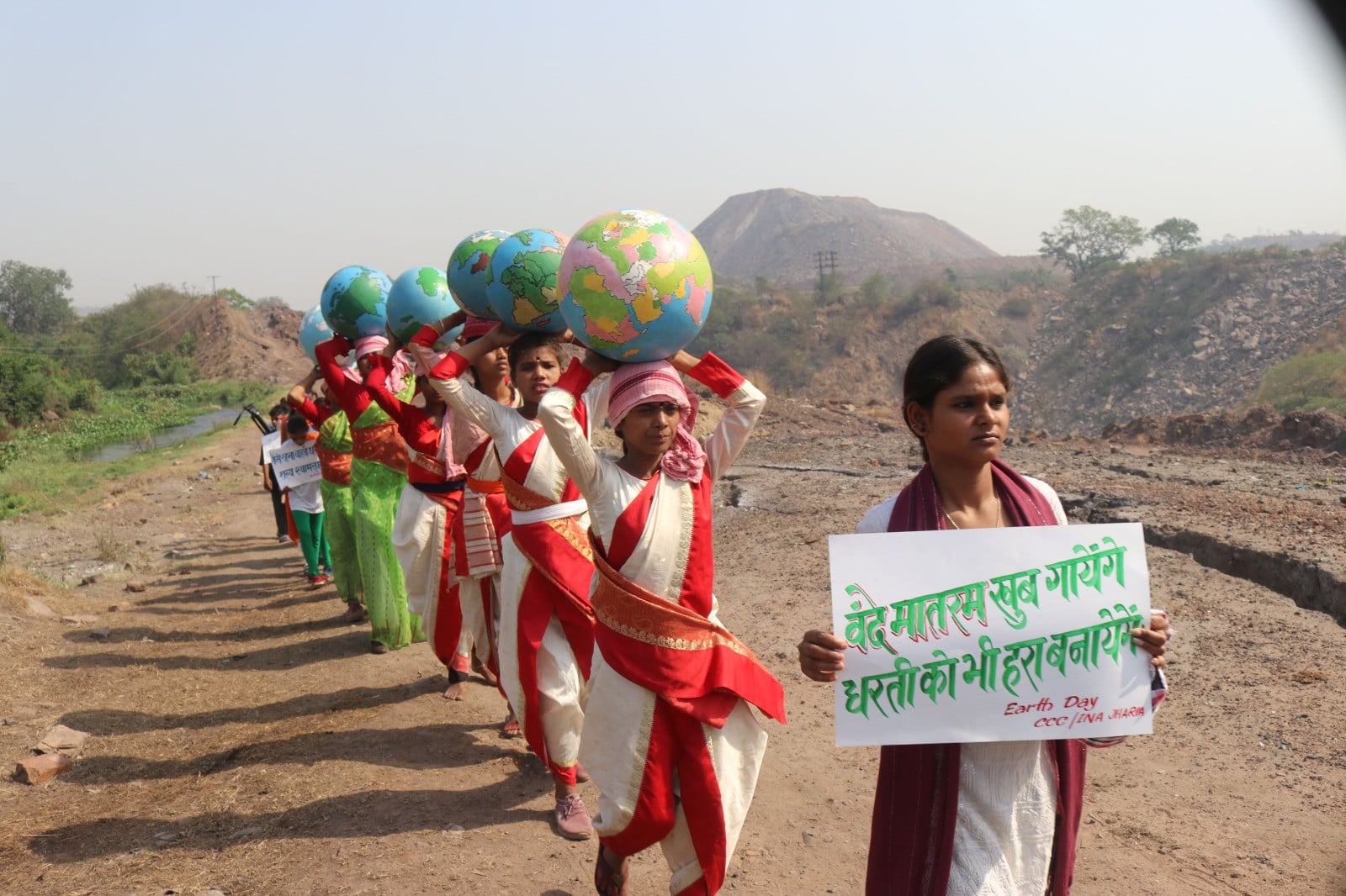 पृथ्वी दिवस पर झरिया की पुकार: “अब भी समय है, मेरा पुराना रूप लौटा दो… वरना थम जाएंगी सांसें!”