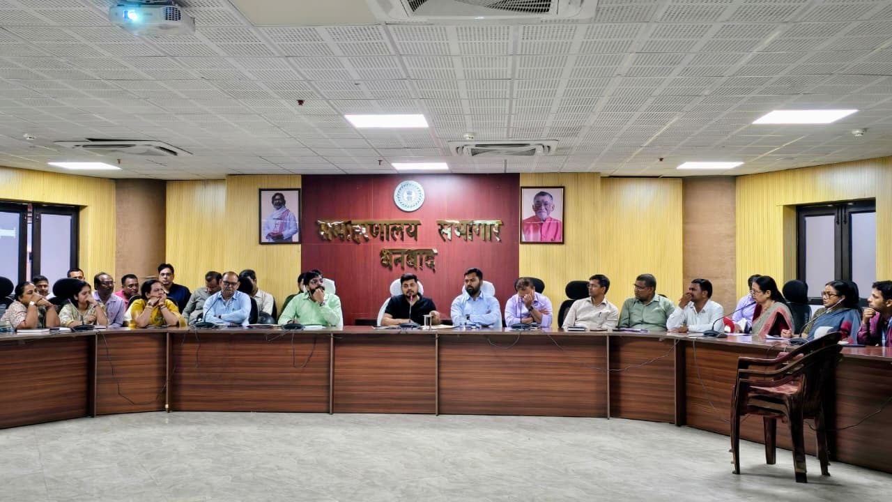 निजी स्कूलों की मनमानी पर धनबाद डीसी हुए सख्त,किताब कॉपी विशेष जगह से लेने को बाध्य नहीं कर सकते स्कूल