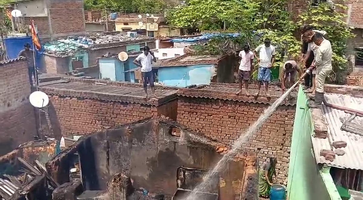 जमशेदपुर: शराब के नशे में युवक ने पत्नी और बच्चे के साथ की मारपीट, फिर घर में आग लगाकर हो गया फरार