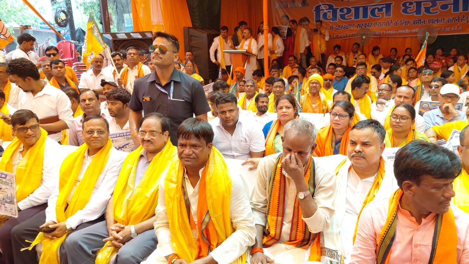 धनबाद में एयरपोर्ट की राजनीति: सांसद, पूर्व सांसद के धरने पर माले और कांग्रेस ने क्यों उठाए सवाल?