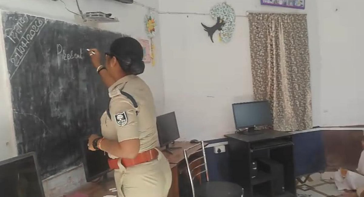 निरीक्षण के दौरान एसपी बनी शिक्षिका, बच्चों को पढ़ाया इंग्लिश