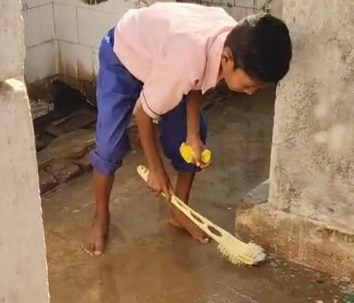 गढ़वा:सरकारी स्कूल में शर्मनाक हरकत, बच्चों से साफ कराया जा रहा है शौचालय देखिए वीडियो