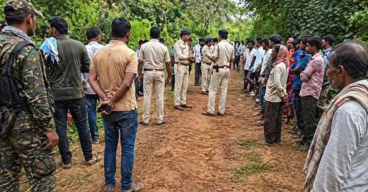 चाईबासा : नक्सलियों ने घर से उठाकर युवक की पीट-पीटकर हत्या, सड़क पर फेंका शव