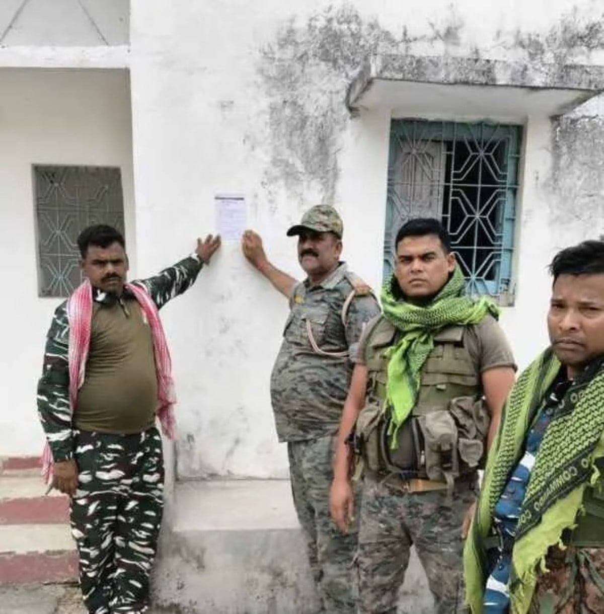 पलामू में फरार आरोपी पर कसा शिकंजा: घर और चौक-चौराहों पर चिपकाए इश्तहार, सरेंडर नहीं किया तो....