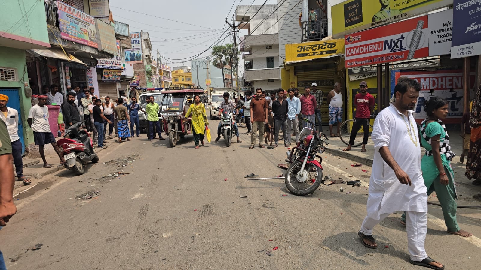बाढ़ में बीच सड़क ससुर-दामाद की जबरदस्त भिड़ंत, पटका-पटकी से मचा हंगामा