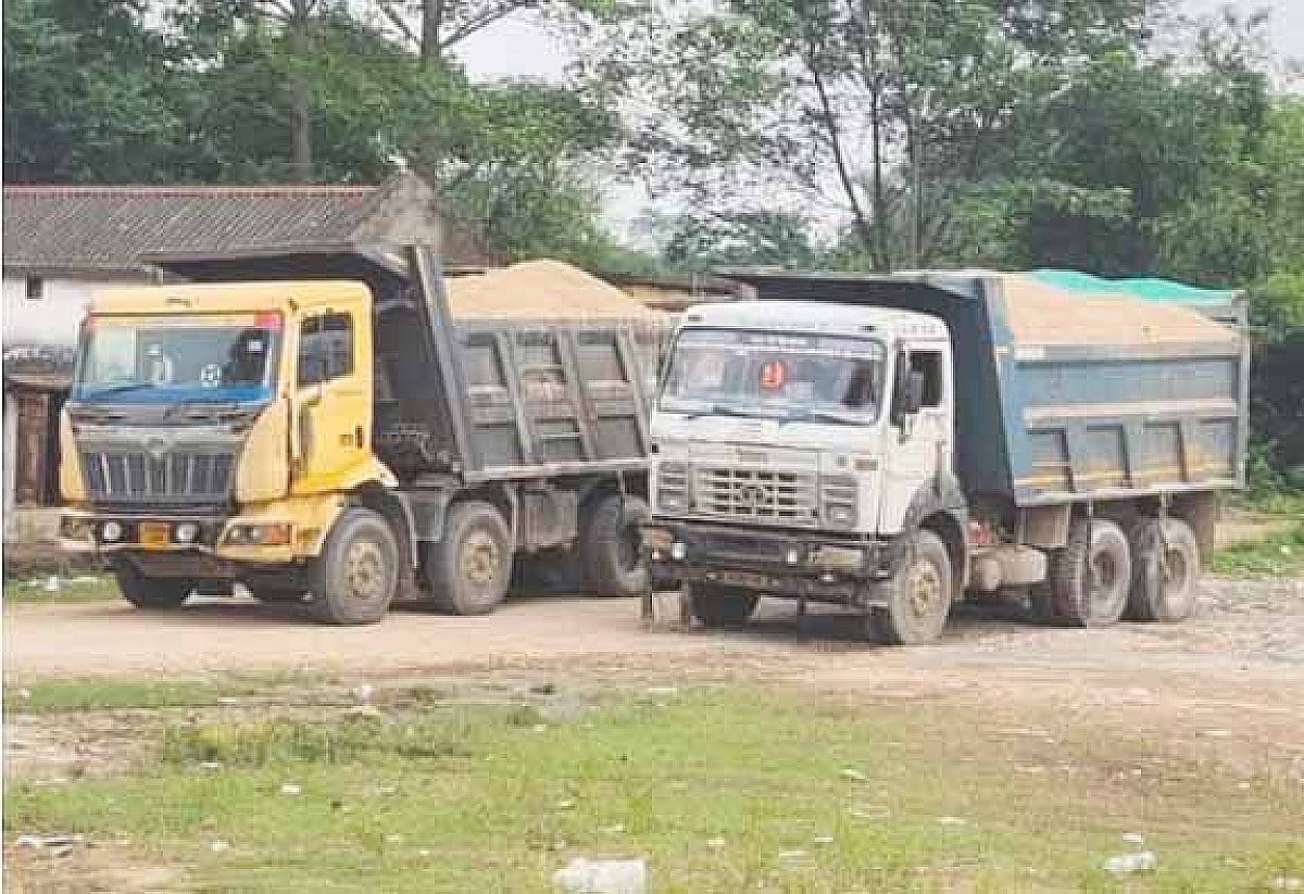 चाईबासा: ओडिशा से झारखंड तक अवैध बालू कारोबार तेज, सिस्टम पर सवाल