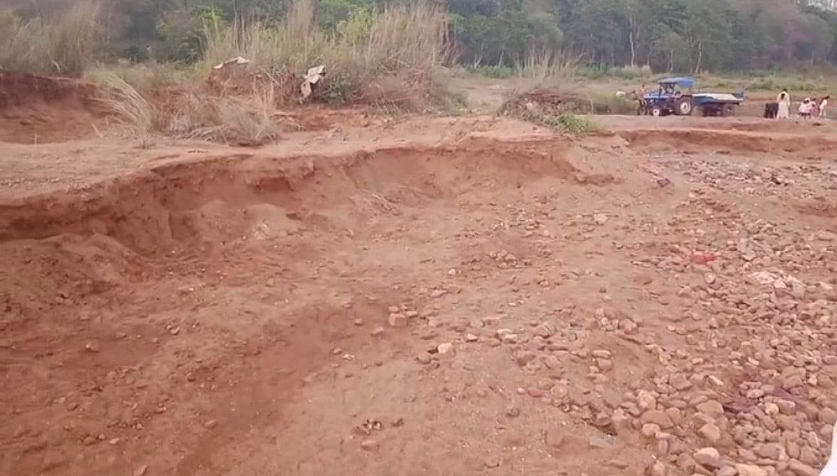 चाईबासा:छठ घाट से अवैध बालू उत्खनन, आस्था और नदी संरक्षण पर उठा सवाल