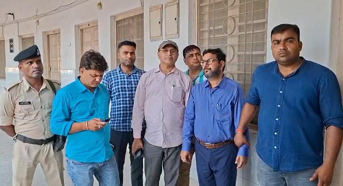 निगरानी की बड़ी कार्रवाई, सहायक कुलसचिव ढाई लाख रिश्वत लेते रंगे हाथ गिरफ्तार