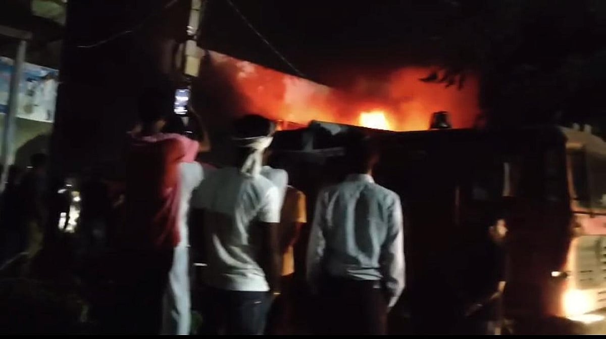 साहिबगंज के राजमहल में भीषण आग का तांडव,पलक झपकते जलकर राख हो गए टेंट हाउस गोदाम