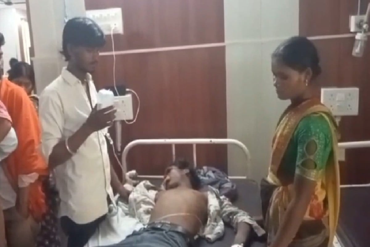 हाल-ए सदर अस्पताल! स्लाइन स्टैंड नहीं मिला तो परिजन हाथ में पकड़कर करा रहे मरीज़ का इलाज, जानिए कहां का है मामला