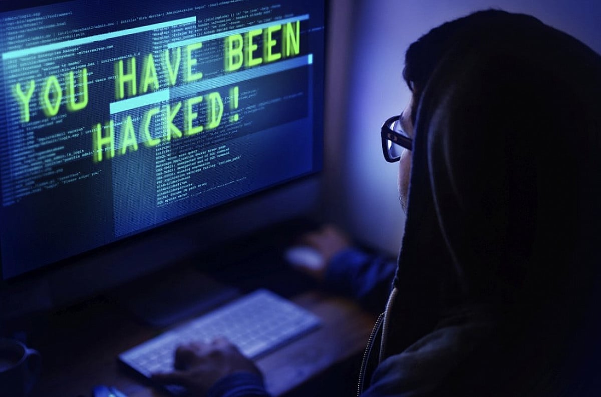 जमशेदपुर में साइबर ठगों का जाल: एयर एम्बुलेंस के नाम पर 8 लाख ठगे, कर्मचारी के खाते से 80 हजार उड़ाए