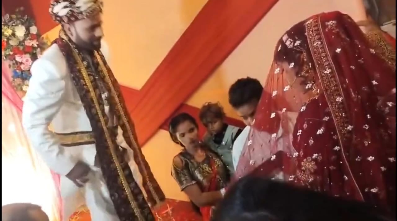 वरमाला स्टेज पर दूल्हे का ‘Oops Moment’, दुल्हन को देखते ही सबके सामने गिरी पतलून, Video देख नहीं रुकेगी हंसी