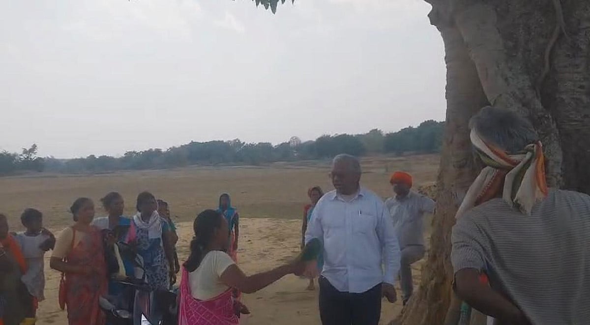 गुमला के खेड़ा गांव में जमीन मापी करने गए कर्मियों को दौड़ा-दौड़ाकर पीटा, देखिए