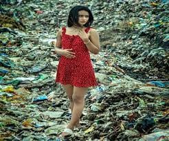 कचरे के ढेर में रैम्प वाक करती पूर्व मिस झारखंड सुरभि ने सरकार को दिखाया शहर का सूरत  विडिओ हुआ वायरल