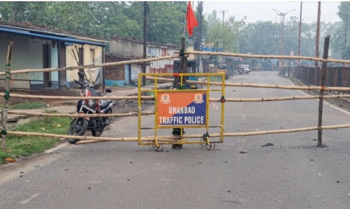धनबाद-बोकारो मार्ग पर फिर धंसी जमीन, आवागमन ठप, लोगों की बढ़ी चिंता