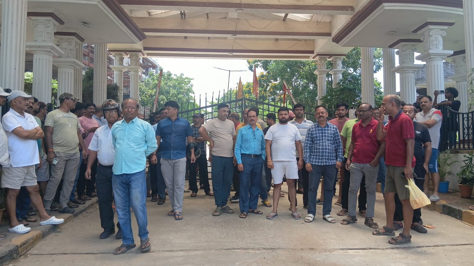 जमशेदपुर:आस्था ट्विन सिटी अपार्टमेंट में सुविधाओं की किल्लत पर भड़के लोग, गेट जामकर विरोध