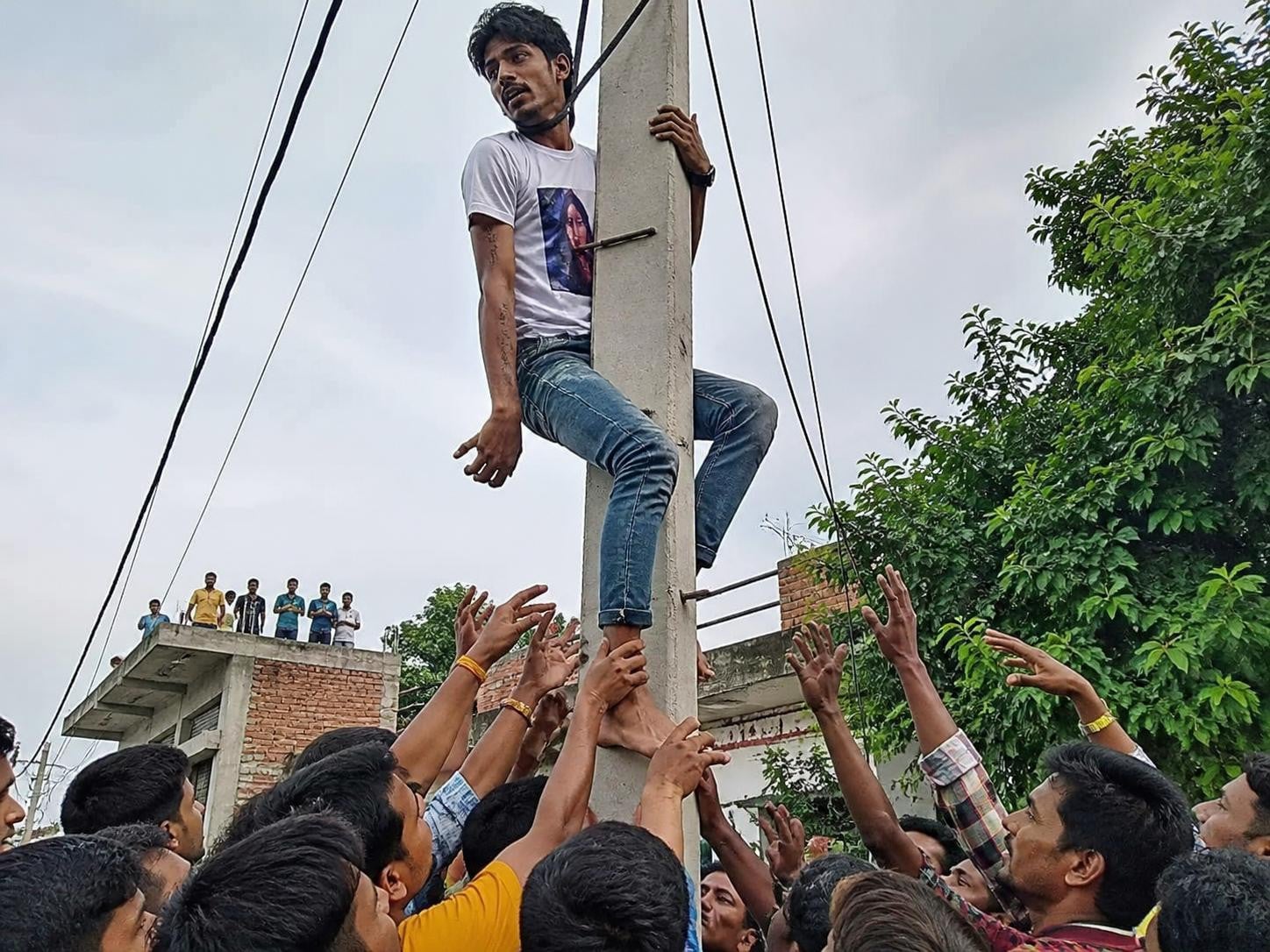 हाथ पर टैटू, टी-शर्ट पर  तस्वीर... मिलने से प्रेमिका ने किया इनकार तो उठाया खौफनाक कदम