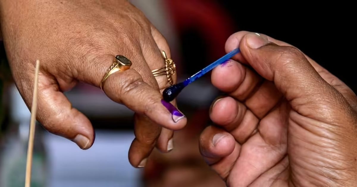 EVM विवाद के बाद प. बगांल के 15 बूथों पर दोबारा मतदान शुरू, बीजेपी ने लगाया था छेड़छाड़ का आरोप