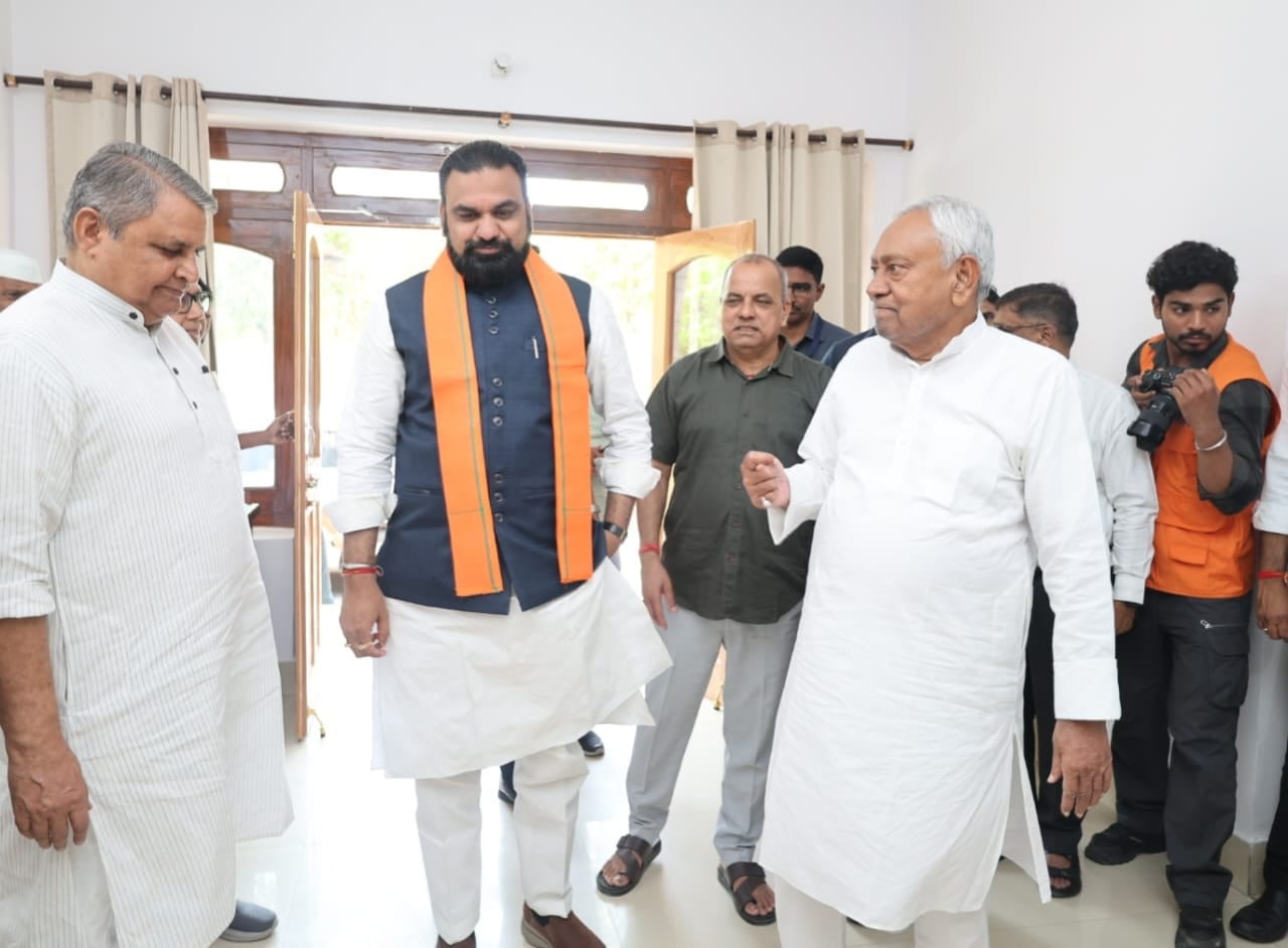बिहार में राजनीतिक हलचल तेज, मुख्यमंत्री और उपमुख्यमंत्री ने नीतीश कुमार से की मुलाकात