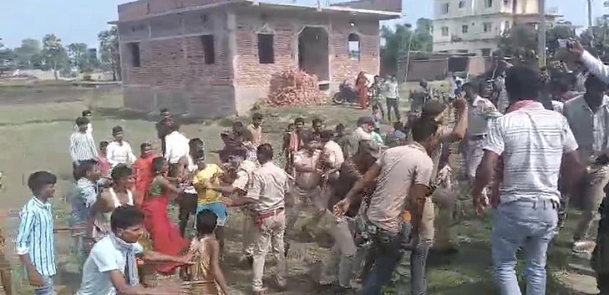 शादी समारोह में महिला से रेप की कोशिश, ग्रामीणों ने आरोपी की जमकर की धुनाई