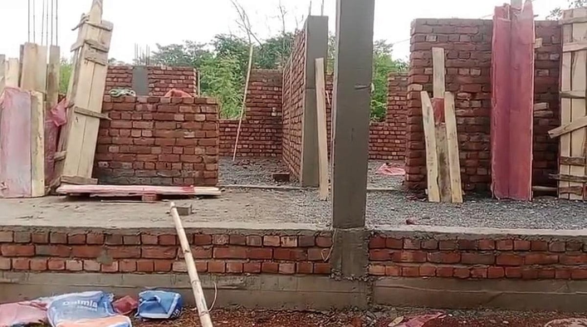 पाकुड़:हिरणपुर में स्कूल निर्माण के नाम पर बड़ा खेल, घटिया सामग्री से खड़ा हो रहा भवन